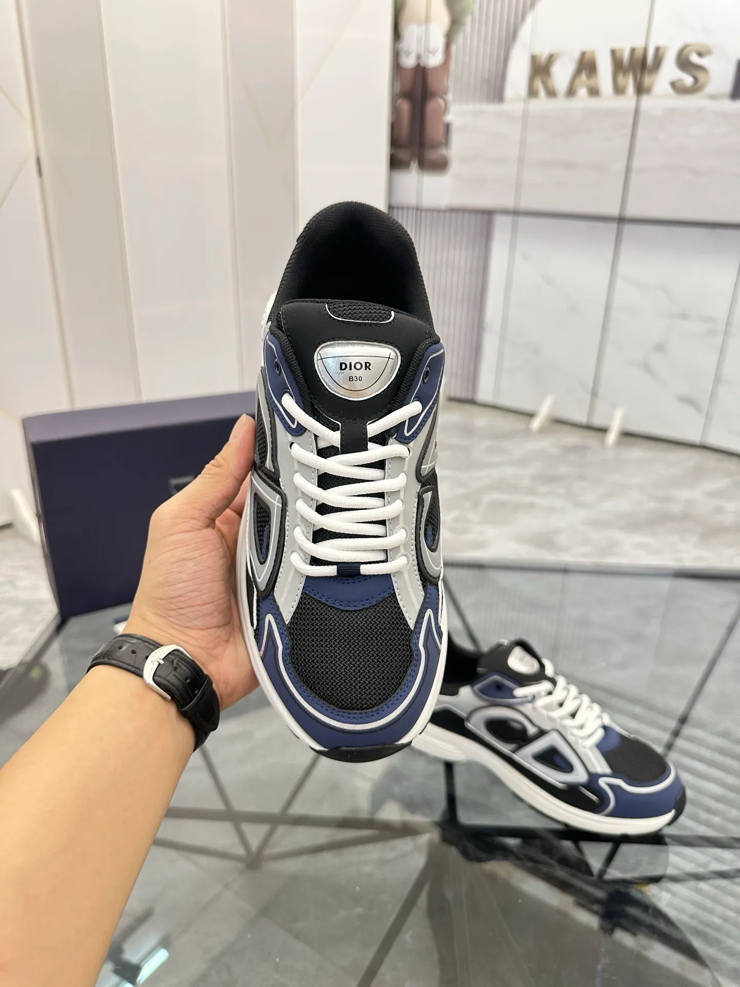 Men's shoes: 💰P400¥ Available in Guangzhou Product trademark: Dior* "Dior*" low-top casual shoes Regular size: 35-46 (can be customized to 47) Couple style Product materials: Upper imported cowhide stitched with original fabric, breathable lining, ultra-light foam original outsole. No.: 007